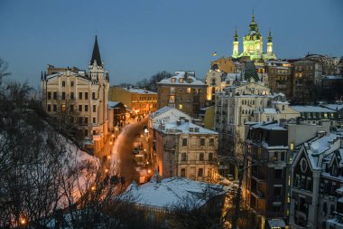 Arka planda Saint Andrew Kilisesi ile Andriyivsky Uzviz Descent 'in kış manzarası. Kyiv, Ukrayna. Yüksek kalite fotoğraf