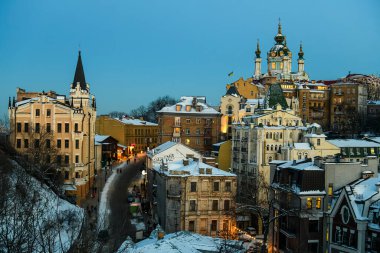 Arka planda Saint Andrew Kilisesi ile Andriyivsky Uzviz Descent 'in kış manzarası. Kyiv, Ukrayna. Yüksek kalite fotoğraf