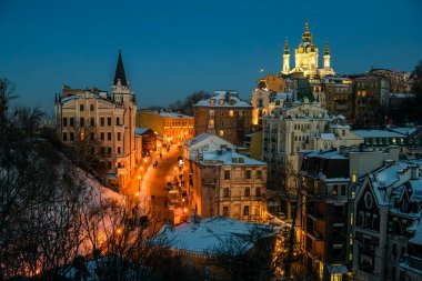 Arka planda Saint Andrew Kilisesi ile Andriyivsky Uzviz Descent 'in kış manzarası. Kyiv, Ukrayna. Yüksek kalite fotoğraf