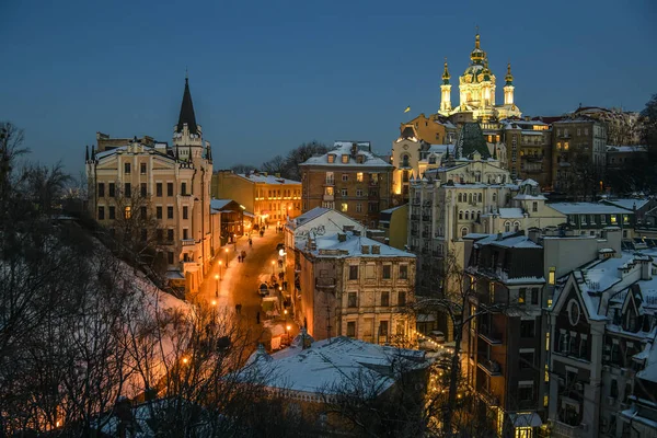 Arka planda Saint Andrew Kilisesi ile Andriyivsky Uzviz Descent 'in kış manzarası. Kyiv, Ukrayna. Yüksek kalite fotoğraf