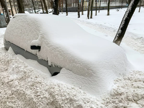 大雪の後 車は完全に雪で覆われています そうだ 高品質の写真 — ストック写真