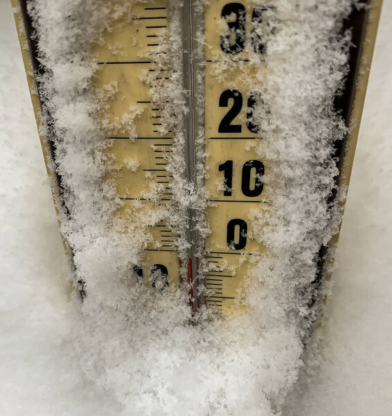 Снежный термометр показывает низкие температуры на Цельсии. Высокое качество фото