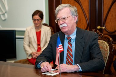John Bolton Birleşik Devletler Ulusal Güvenlik Danışmanı (R) ve ABD Ukrayna Büyükelçisi Marie Yovanovitch Ukrayna, Kyiv 'de. 24-08-2018
