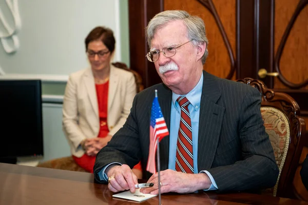 John Bolton Birleşik Devletler Ulusal Güvenlik Danışmanı (R) ve ABD Ukrayna Büyükelçisi Marie Yovanovitch Ukrayna, Kyiv 'de. 24-08-2018