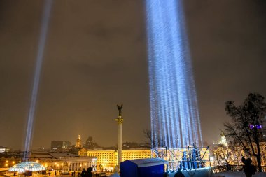 2014 'teki hükümet karşıtı protestolarda öldürülen eylemcinin ruhlarını simgeleyen ışık demetleri, Ukrayna' nın başkenti Kyiv 'de bulunan Bağımsızlık Anıtı, 20-02-2021