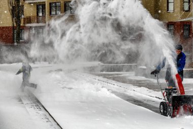 Ukrayna 'nın başkenti Kyiv' de 8 Şubat 2021 'de kar yağışı sırasında bir kar makinesiyle kar temizleyen şehir işçisi. Yüksek kalite fotoğraf
