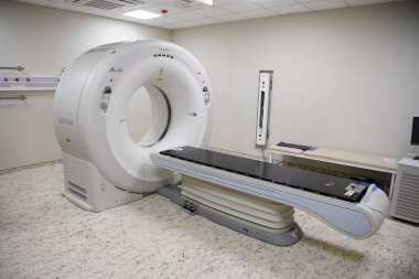 Ukrayna 'nın başkenti Kyiv' deki hastanelerden birinde manyetik rezonans görüntüleme (MRI) için yüksek teknolojili tıbbi malzeme tomografisi. Haziran 2019. Yüksek kalite fotoğraf