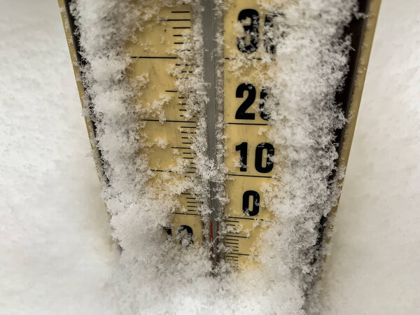 Снежный термометр показывает низкие температуры на Цельсии. Высокое качество фото