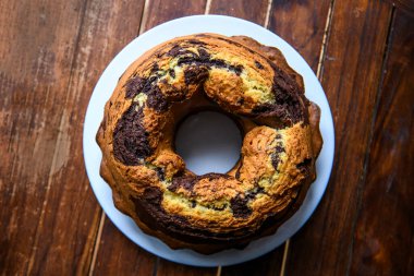 Koyu ahşap arka planda ev yapımı çikolatalı turuncu pasta. Yüksek kalite fotoğraf