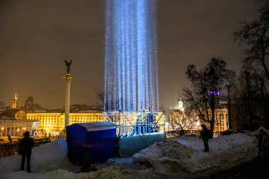 2014 'teki hükümet karşıtı protestolarda öldürülen eylemcinin ruhlarını simgeleyen ışık demetleri, Ukrayna' nın başkenti Kyiv 'de bulunan Bağımsızlık Anıtı, 20-02-2021