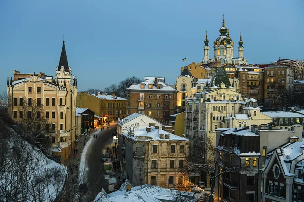 Arka planda Saint Andrew Kilisesi ile Andriyivsky Uzviz Descent 'in kış manzarası. Kyiv, Ukrayna. Yüksek kalite fotoğraf