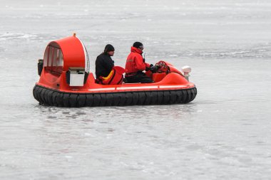Ukraynalı Devlet Acil Durum Servisi kurtarıcıları Ukrayna 'nın başkenti Kyiv' de donmuş bir nehirden geçtiler. Mart 2021. Yüksek kalite fotoğraf
