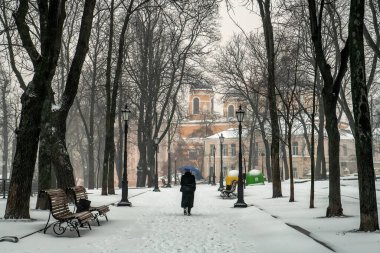 Ukrayna 'nın başkenti Kyiv' deki tarihi Volodymyr Hill parkında. Mart 2021. Yüksek kalite fotoğraf