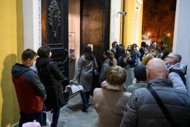 Katolik maskeli Katolikler, Ukrayna 'nın Kyiv kentindeki karantina sınırlamalarının arttığı bir dönemde İskender Kilisesi yakınlarındaki açık havada Paskalya ayinine katılıyor. 3 Nisan 2021