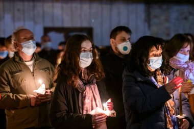 Katolik maskeli Katolikler, Ukrayna 'nın Kyiv kentindeki karantina sınırlamalarının arttığı bir dönemde İskender Kilisesi yakınlarındaki açık havada Paskalya ayinine katılıyor. 3 Nisan 2021