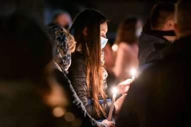 Katolik maskeli Katolikler, Ukrayna 'nın Kyiv kentindeki karantina sınırlamalarının arttığı bir dönemde İskender Kilisesi yakınlarındaki açık havada Paskalya ayinine katılıyor. 3 Nisan 2021