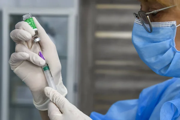 Trabajador Médico Con Máscaras Guantes Protectores Retira Una Dosis Vacuna — Foto de Stock