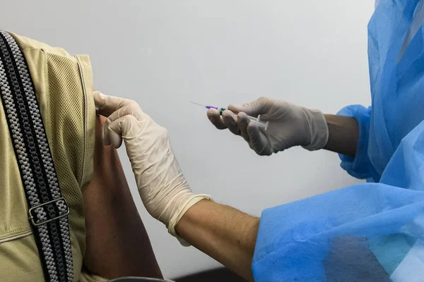 Närbild Händerna Sjukvårdspersonal Som Vaccinerar Äldre Person Med Ett Coronavirusvaccin — Stockfoto