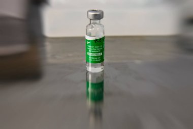 AstraZeneca Covishield aşı şişesi Ukrayna, Kyiv 'deki bir hastanede aşılanmadan önce. 7 Nisan 2021. Yüksek kalite fotoğraf