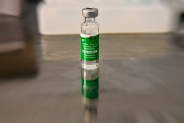 AstraZeneca Covishield aşı şişesi Ukrayna, Kyiv 'deki bir hastanede aşılanmadan önce. 7 Nisan 2021. Yüksek kalite fotoğraf