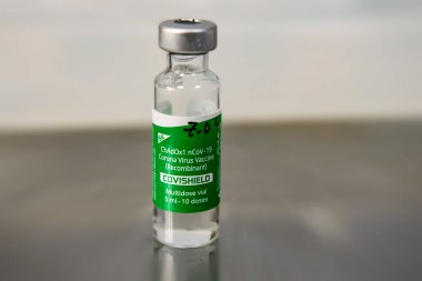 AstraZeneca Covishield aşı şişesi Ukrayna, Kyiv 'deki bir hastanede aşılanmadan önce. 7 Nisan 2021. Yüksek kalite fotoğraf