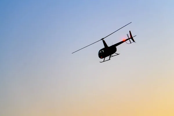 Silhouette Hélicoptère Sur Fond Ciel Nocturne Photo Haute Qualité — Photo