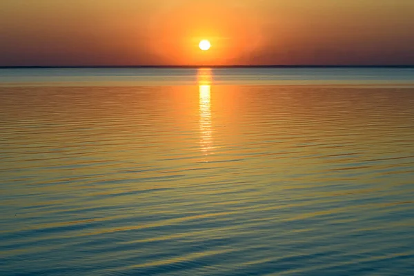 穏やかな海で明るい美しい夕日 水の上の太陽ディスク 高品質の写真 — ストック写真