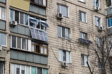 Güneş pilleri Ukrayna 'nın Kyiv kentindeki bir apartmanın balkonuna monte edilmiş. Nisan 2021. Yüksek kalite fotoğraf