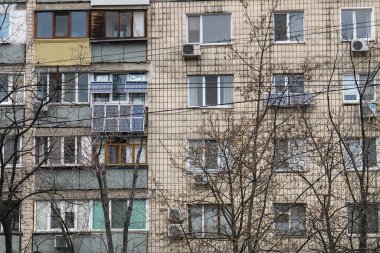 Güneş pilleri Ukrayna 'nın Kyiv kentindeki bir apartmanın balkonuna monte edilmiş. Nisan 2021. Yüksek kalite fotoğraf