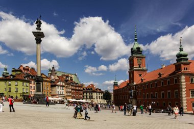 Polonya 'nın eski Varşova kasabasındaki Castle Square' deki Sigismund Sütunu ve Kraliyet Kalesi. Haziran 2012 Eski Kasabayı Yeniden İnşa Et. Yüksek kalite fotoğraf