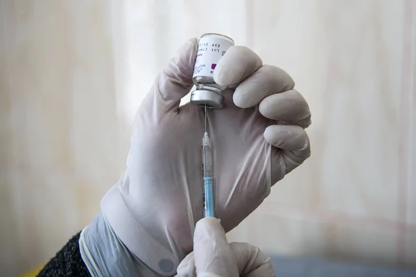 Läkare Skyddshandskar Tar Bort Dos Astrazeneca Coronavirusvaccin Från Injektionsflaska Ett — Stockfoto