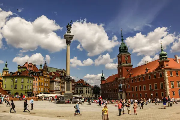 Polonya 'nın eski Varşova kasabasında St. John' s Archthedral ile Castle Meydanı. Haziran 2012 Eski Kasabayı Yeniden İnşa Et. Yüksek kalite fotoğraf