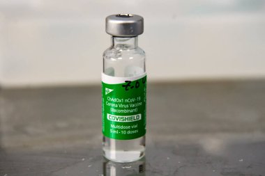 AstraZeneca Covishield aşı şişesi Ukrayna, Kyiv 'deki bir hastanede aşılanmadan önce. 7 Nisan 2021. Yüksek kalite fotoğraf