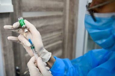 Ukrayna 'nın başkenti Kyiv' deki bir hastanedeki bir şişeden bir doz AstraZeneca Covishield aşısı alıyor.