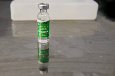 AstraZeneca Covishield aşı şişesi Ukrayna, Kyiv 'deki bir hastanede aşılanmadan önce. 7 Nisan 2021 