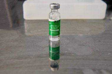 AstraZeneca Covishield aşı şişesi Ukrayna, Kyiv 'deki bir hastanede aşılanmadan önce. 7 Nisan 2021 