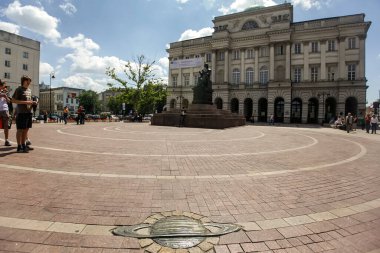 Polonya 'nın Varşova kentindeki Nicolaus Kopernik Anıtı' nın önündeki meydanda Kopernik Güneş Sistemi elementi.