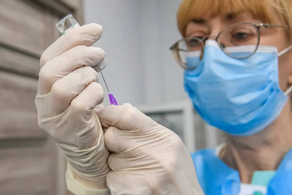 Trabajador Médico Con Máscaras Guantes Protectores Retira Una Dosis Vacuna — Foto de Stock