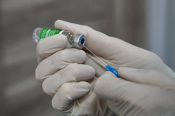 Mãos Trabalhador Médico Luvas Proteção Remove Uma Dose Vacina Astrazeneca — Fotografia de Stock