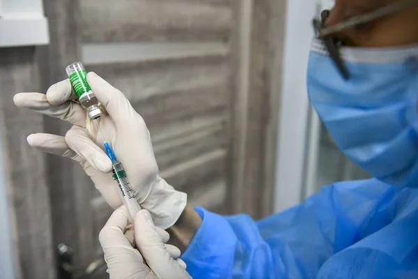 El trabajador médico extrae una dosis de la vacuna AstraZeneca Covishield de un vial en un hospital de Kiev, Ucrania — Foto de Stock