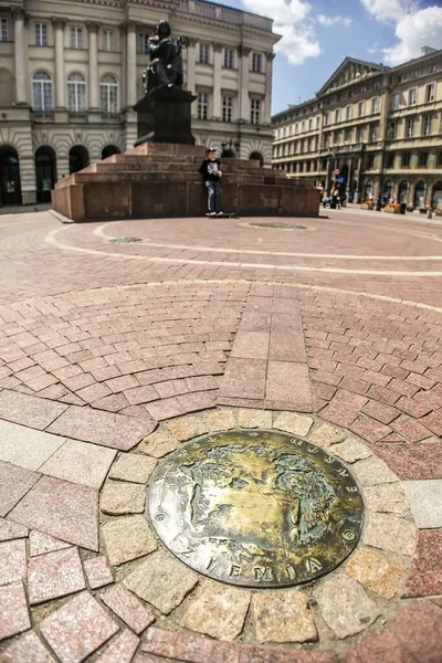 Elemento del Sistema Solare Copernico sulla piazza antistante il Monumento a Nicolao Copernico a Varsavia, Polonia. — Foto Stock