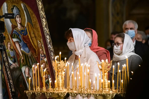 Prawosławni Wyznawcy Masek Ochronnych Biorą Udział Liturgii Wielkanocnej Katedrze Michała — Zdjęcie stockowe