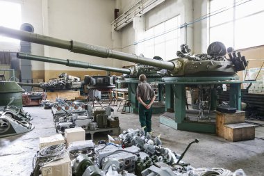 Ukrayna, Kyiv 'deki bir fabrikada ağır askeri teçhizat onarımı. Ağustos 2015. Yüksek kalite fotoğraf