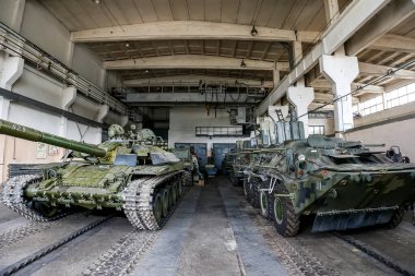 Ukrayna, Kyiv 'deki bir fabrikada ağır askeri teçhizat onarımı. Ağustos 2015. Yüksek kalite fotoğraf