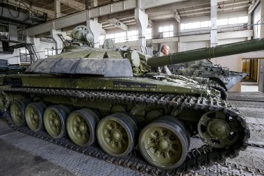 Ukrayna, Kyiv 'deki bir fabrikada ağır askeri teçhizat onarımı. Ağustos 2015. Yüksek kalite fotoğraf