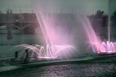 Ukrayna, Vinnytsia 'daki Güney Buh nehri üzerinde Roshen' in lazer animasyonlarıyla Müzikal Çeşme 'ye akşam manzarası. Mayıs 2021. Yüksek kalite fotoğraf