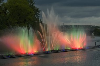 Ukrayna, Vinnytsia 'daki Güney Buh nehri üzerinde Roshen' in lazer animasyonlarıyla Müzikal Çeşme 'ye akşam manzarası. Mayıs 2021. Yüksek kalite fotoğraf