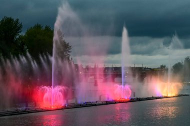 Ukrayna, Vinnytsia 'daki Güney Buh nehri üzerinde Roshen' in lazer animasyonlarıyla Müzikal Çeşme 'ye akşam manzarası. Mayıs 2021. Yüksek kalite fotoğraf
