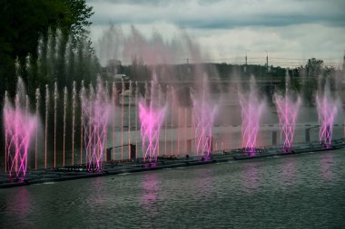 Ukrayna, Vinnytsia 'daki Güney Buh nehri üzerinde Roshen' in lazer animasyonlarıyla Müzikal Çeşme 'ye akşam manzarası. Mayıs 2021. Yüksek kalite fotoğraf