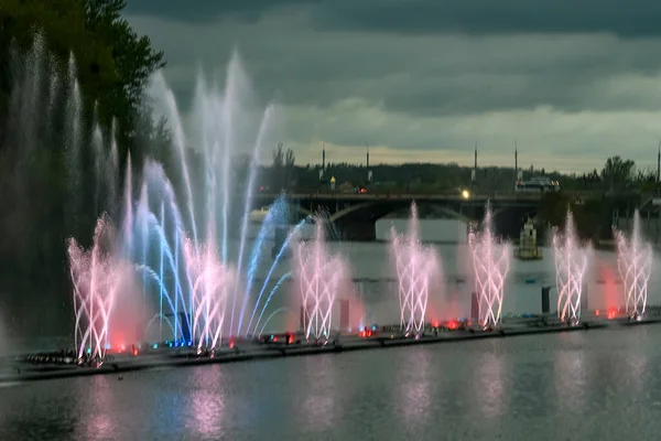 レーザーアニメーションと音楽噴水への夕景は ウクライナのヴィンチジアの南ブー川でロシェン 2021年5月 高品質の写真 — ストック写真